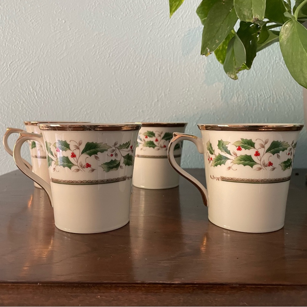 Holly Holiday - Set of 4 Royal Limited Mugs
